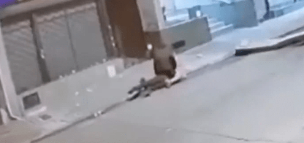 Hombre golpea brutalmente a una mujer en el centro: Video conmociona a la sociedad&nbsp;uruguaya